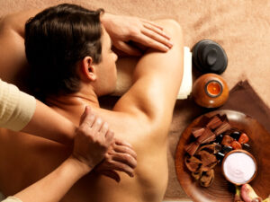dicas para relaxar o corpo: homem fazendo massagem