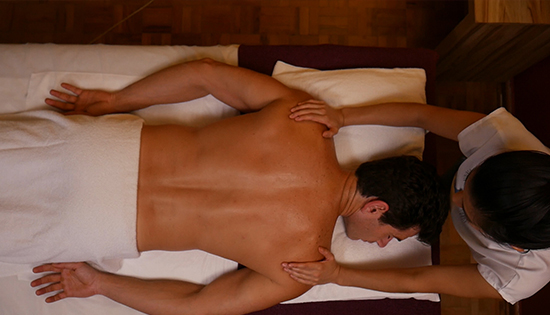 massagem masculina: homem fazendo massagem