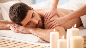 massagem masculina: homem fazendo massagem com velas