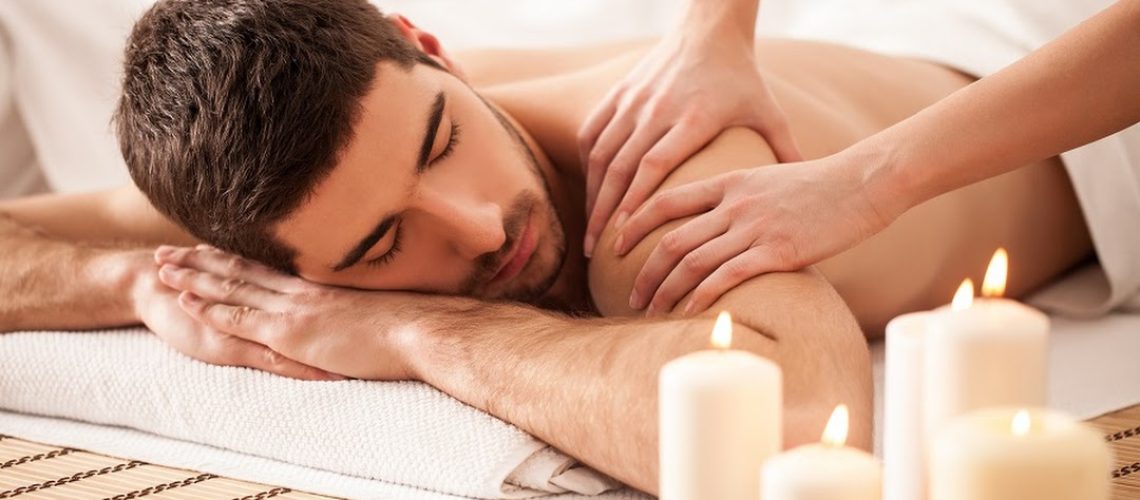 massagem masculina: homem fazendo massagem com velas